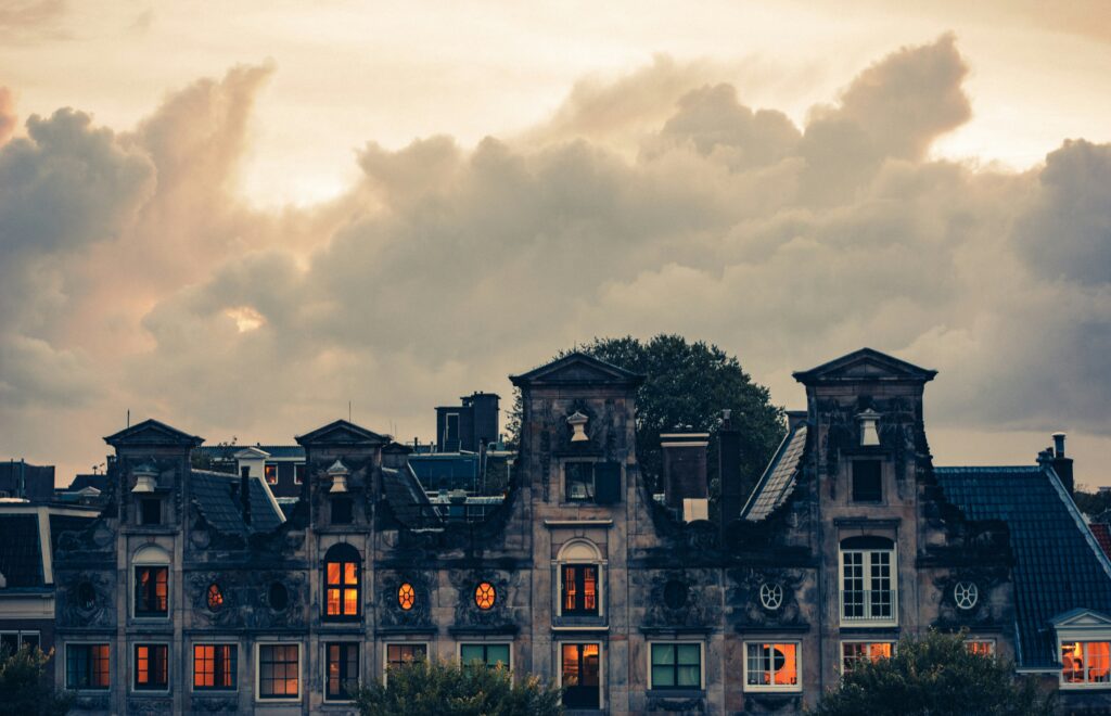 a spooky house to represent horror story writing prompts