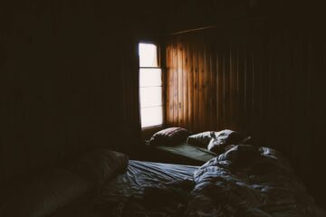 a spooky bedroom to represent how to write cozy horror